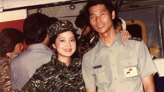 邓丽君逝世30周年，92岁经纪人到墓地上香，三哥邓长富上台致辞