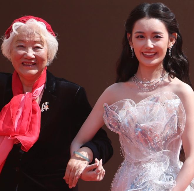 蒋依依评论区沦陷，网友质问她姐姐工作情况，姐妹俩日常互动频繁