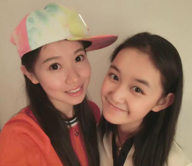 蒋依依评论区沦陷，网友质问她姐姐工作情况，姐妹俩日常互动频繁