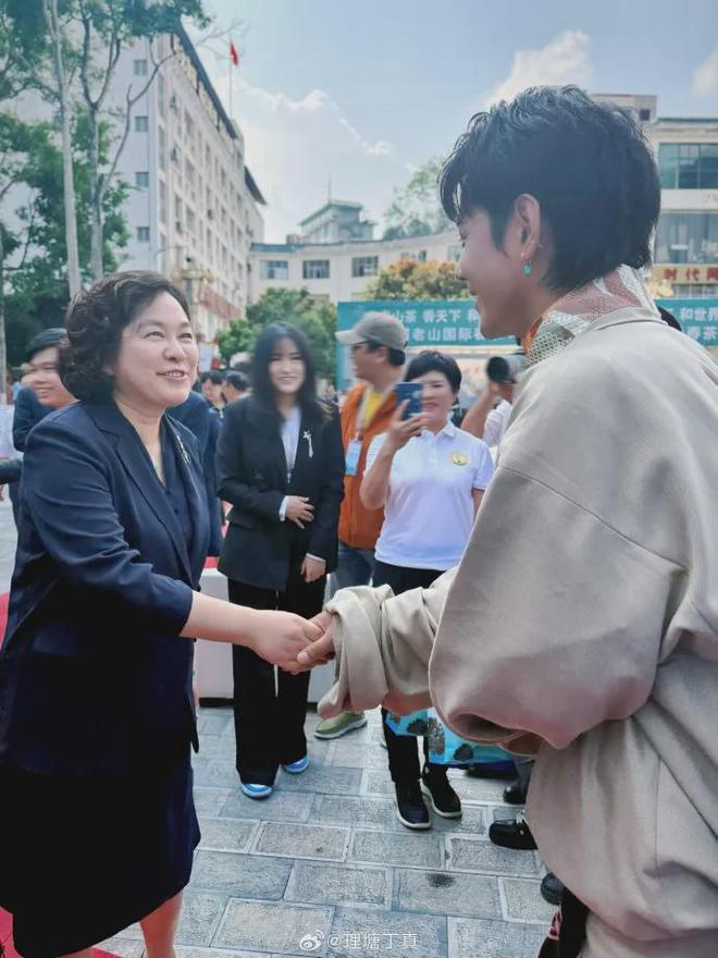 华春莹：你好呀，丁真