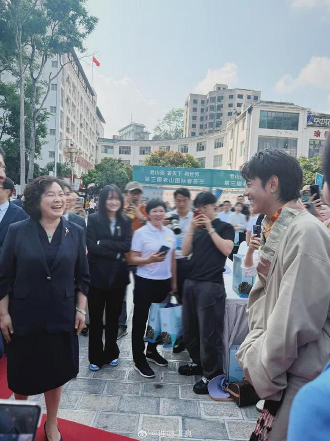 华春莹：你好呀，丁真