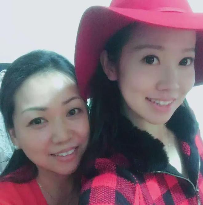 蒋依依评论区沦陷，网友质问她姐姐工作情况，姐妹俩日常互动频繁