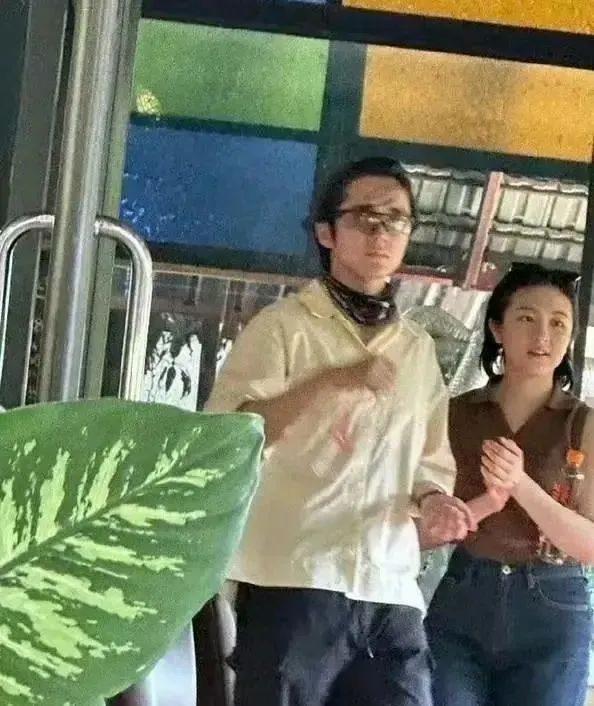 李兰迪评论区被 “恭喜单身” 攻占，张新成删照，七年恋情告急？