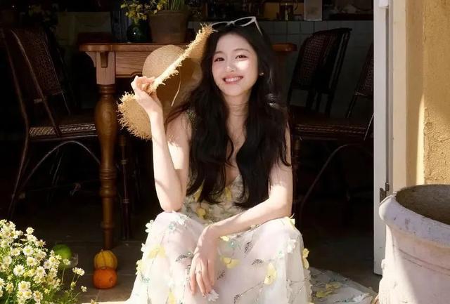 李兰迪评论区被 “恭喜单身” 攻占，张新成删照，七年恋情告急？