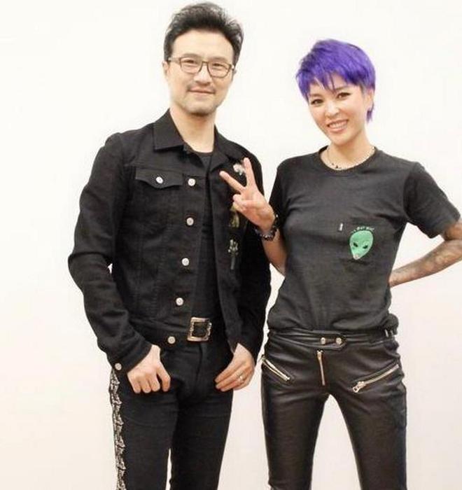 歌手毕夏好苦，老公去世后她车祸开颅两次，恩师汪峰仗义承诺养娃