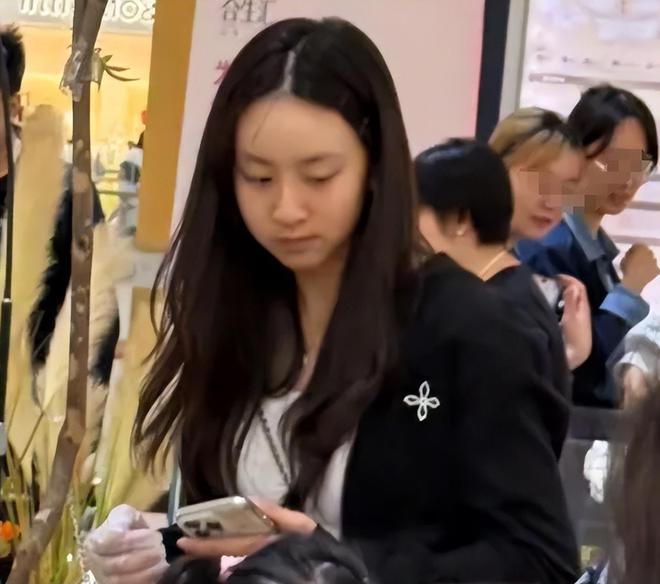 17岁森碟近照引热议，网友直指牙床明显长歪，田亮夫妇又挨批