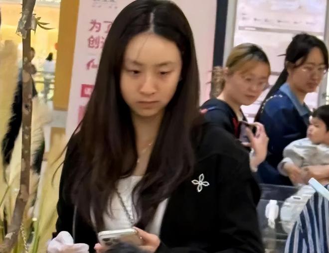 17岁森碟近照引热议，网友直指牙床明显长歪，田亮夫妇又挨批