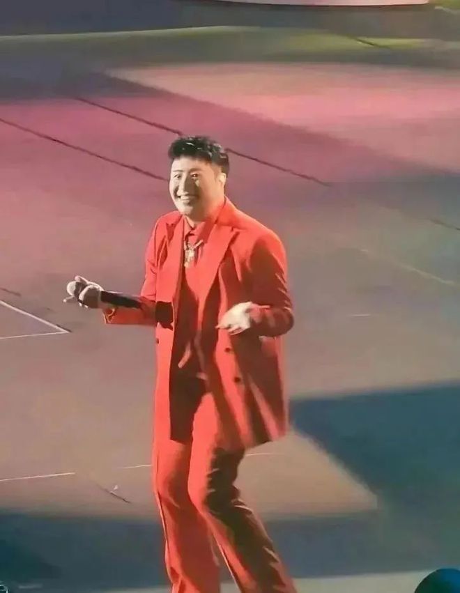 瘦如孙燕姿也难逃中年发福！这些明星突然治好了我的身材焦虑……
