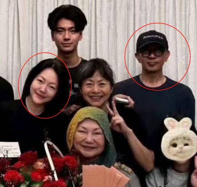 S妈晒出母亲节合影，小S浮肿具俊晔消瘦，一字不提大S子女