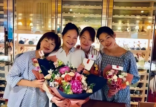 S妈晒出母亲节合影，小S浮肿具俊晔消瘦，一字不提大S子女