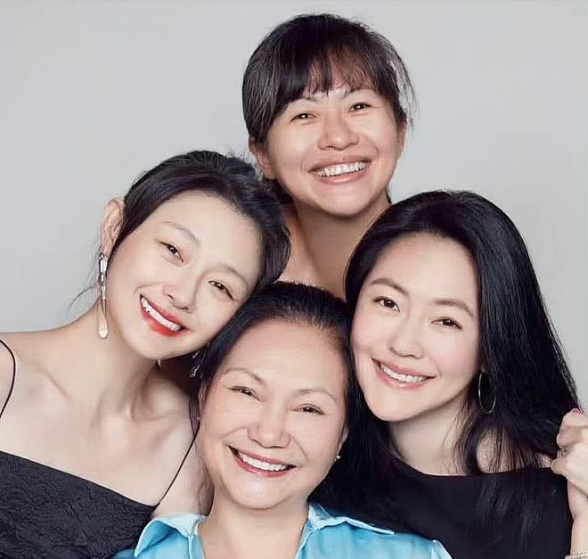 S妈晒出母亲节合影，小S浮肿具俊晔消瘦，一字不提大S子女
