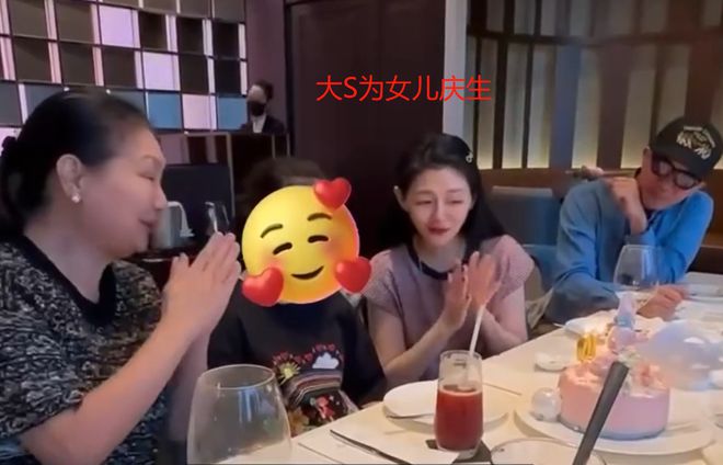 S妈晒出母亲节合影，小S浮肿具俊晔消瘦，一字不提大S子女