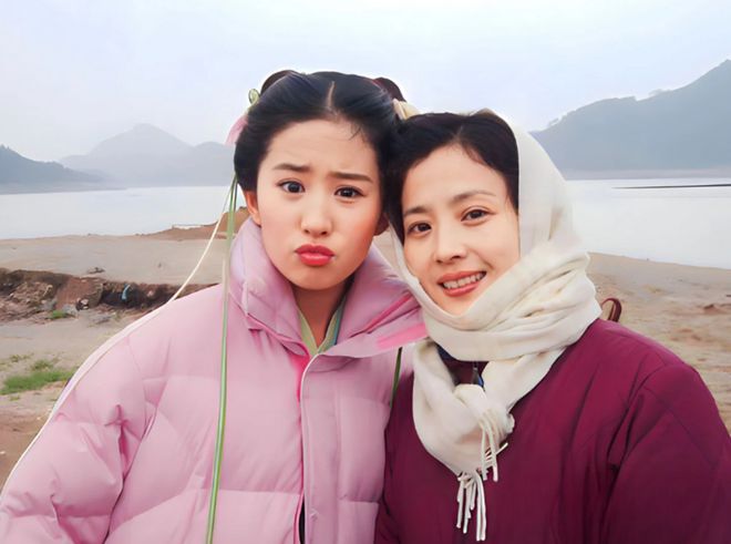 85花遇上母亲节！赵丽颖唐嫣收到外界祝福，杨幂被前公公送上热搜