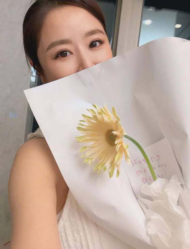 明星花式庆母亲节：钟丽缇携三女拍母女大片，刘亦菲陪妈妈看舞剧