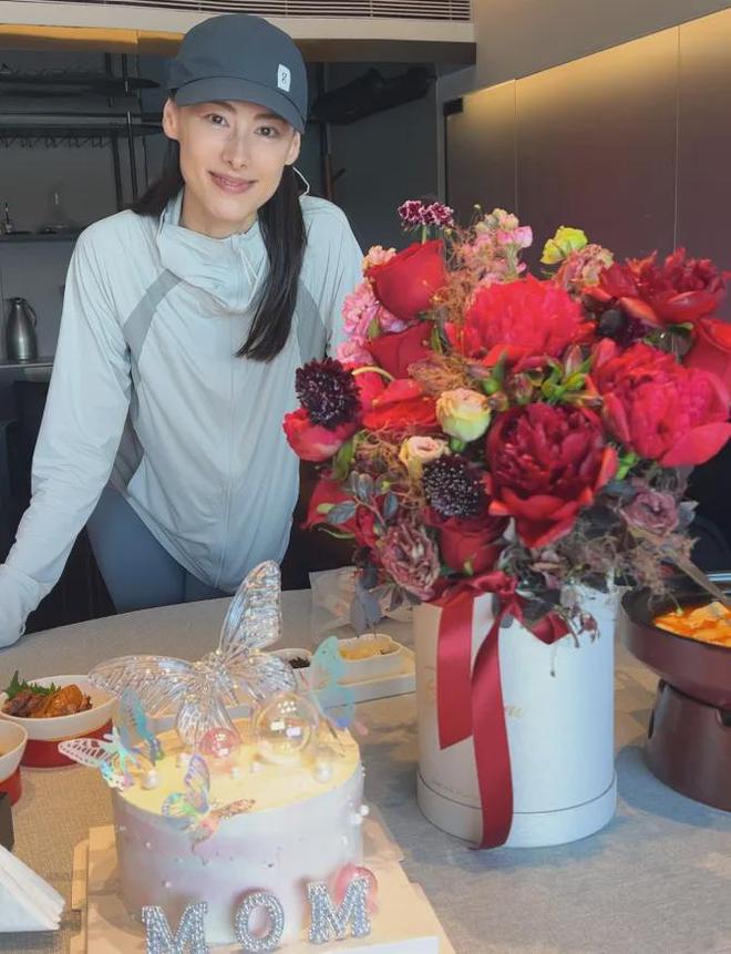 明星花式庆母亲节：钟丽缇携三女拍母女大片，刘亦菲陪妈妈看舞剧