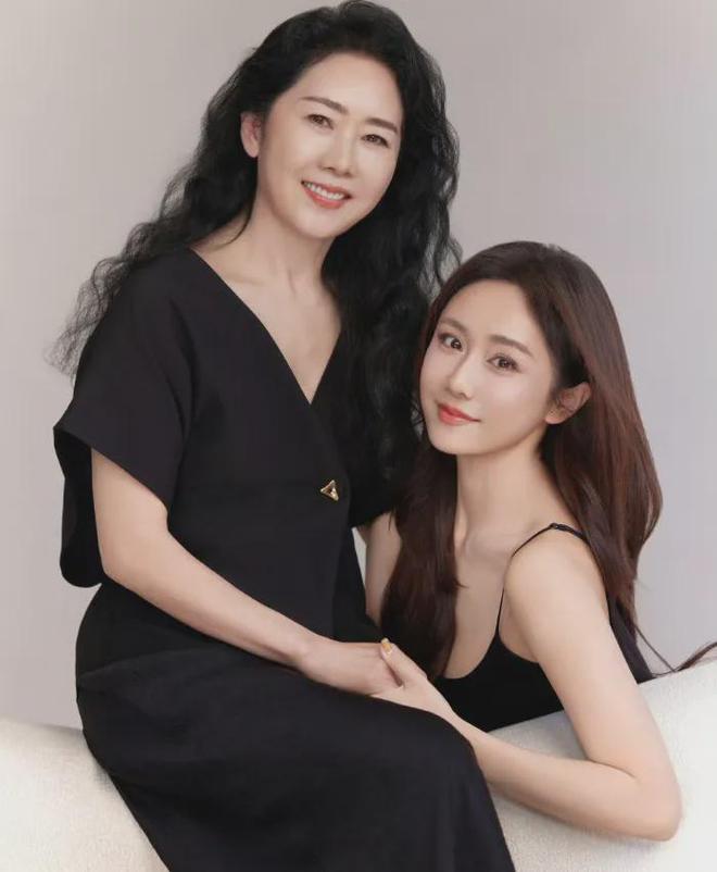 明星花式庆母亲节：钟丽缇携三女拍母女大片，刘亦菲陪妈妈看舞剧