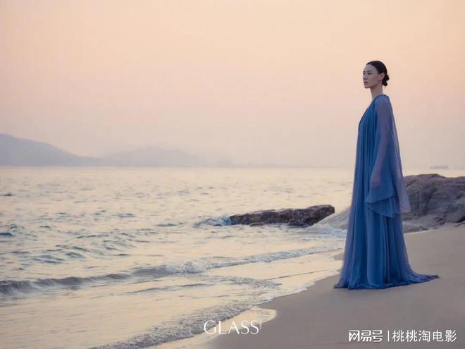 “伊莎贝拉”梁洛施《Glass》杂志大片，凭海临风气场娴静温柔