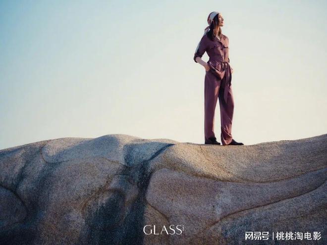 “伊莎贝拉”梁洛施《Glass》杂志大片，凭海临风气场娴静温柔