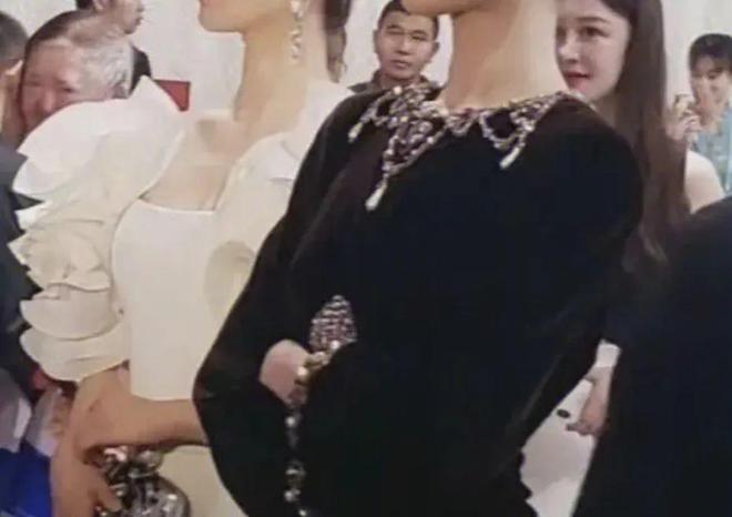 刘诗诗梗脖子被嘲，“古人感”体态什么样？