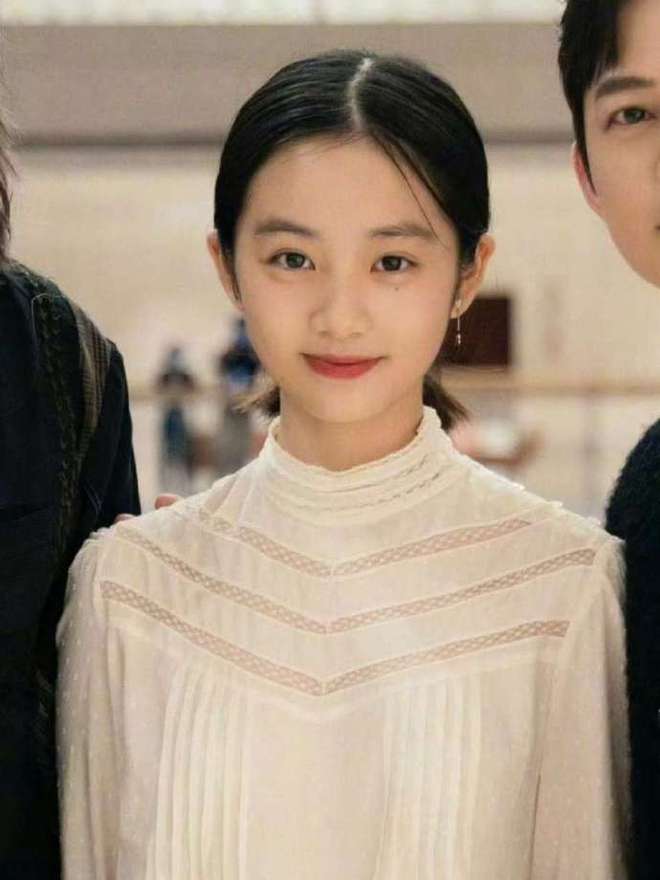 黄多多一出道就和汤唯王一博合作，细看简历，不得不服黄磊的眼光