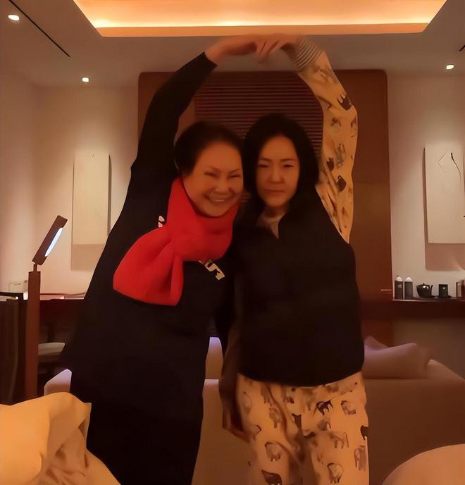 S妈收到大S的母亲节祝福，小S安排同事制作AI影片送给徐妈