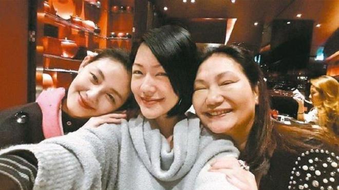 S妈收到大S的母亲节祝福，小S安排同事制作AI影片送给徐妈