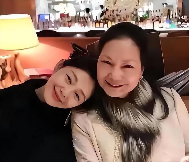 S妈收到大S的母亲节祝福，小S安排同事制作AI影片送给徐妈