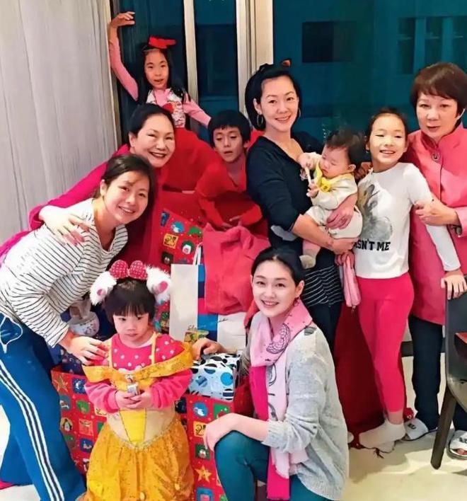 S妈收到大S的母亲节祝福，小S安排同事制作AI影片送给徐妈