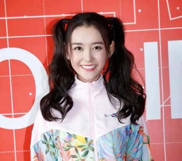 蒋依依 “怀才不遇” 是假象？姐姐学历造假撕开明星资源特权遮羞布