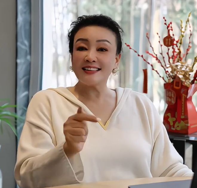 张兰牵着孙子逛公园，感叹新的生活开始，汪小菲婚礼将至状态极佳