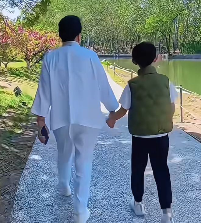 张兰牵着孙子逛公园，感叹新的生活开始，汪小菲婚礼将至状态极佳
