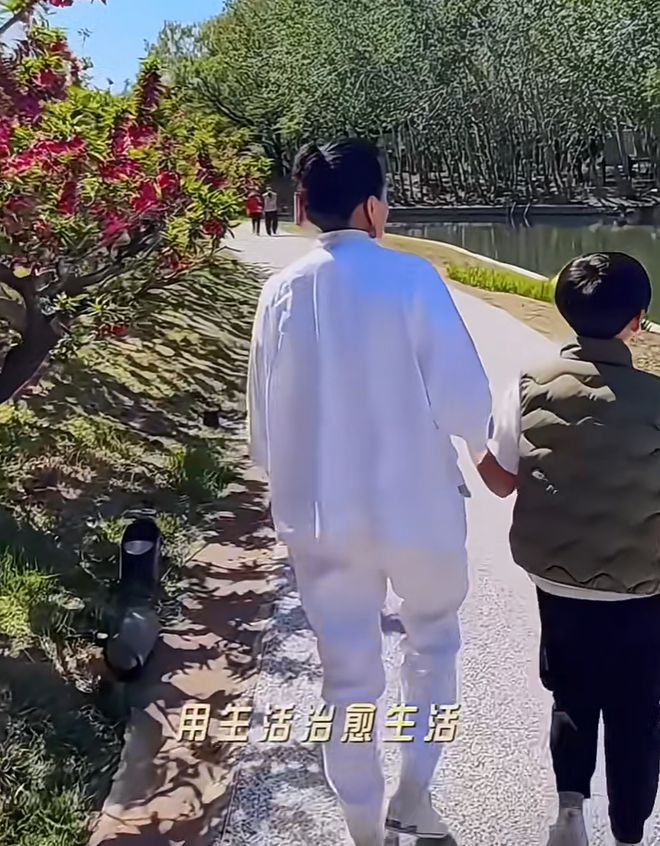 张兰牵着孙子逛公园，感叹新的生活开始，汪小菲婚礼将至状态极佳