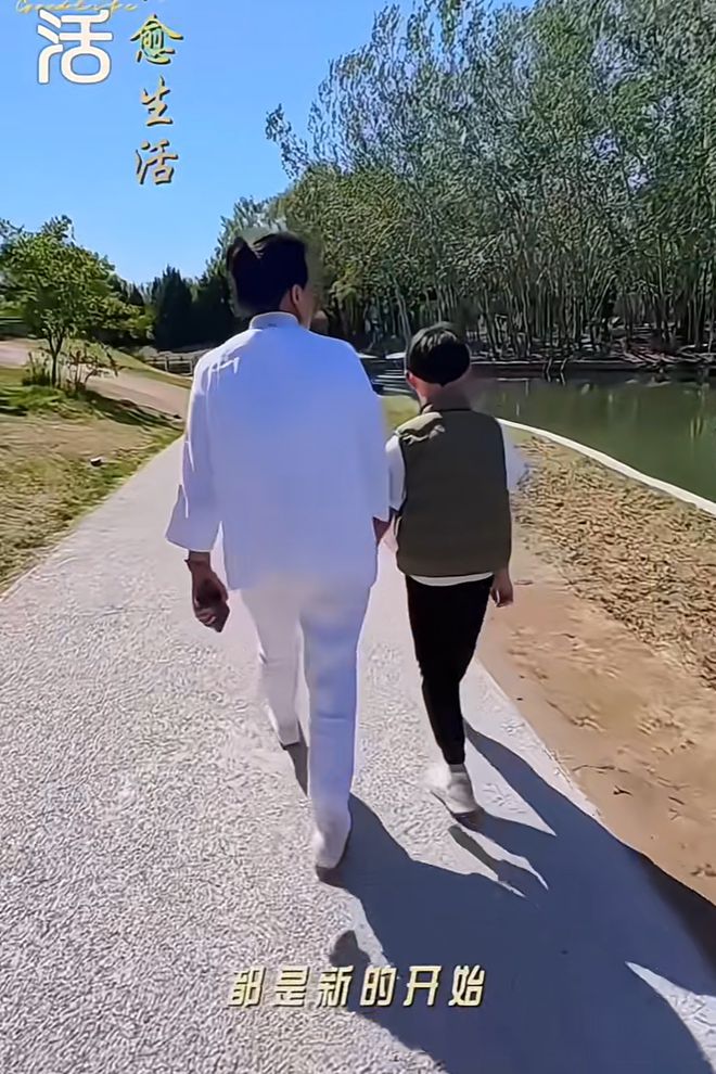 张兰牵着孙子逛公园，感叹新的生活开始，汪小菲婚礼将至状态极佳