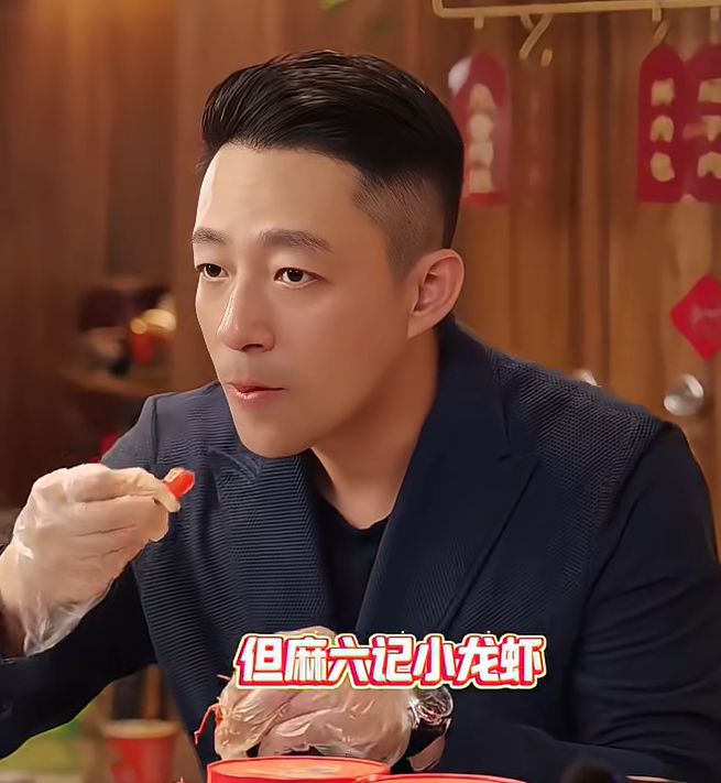 张兰牵着孙子逛公园，感叹新的生活开始，汪小菲婚礼将至状态极佳