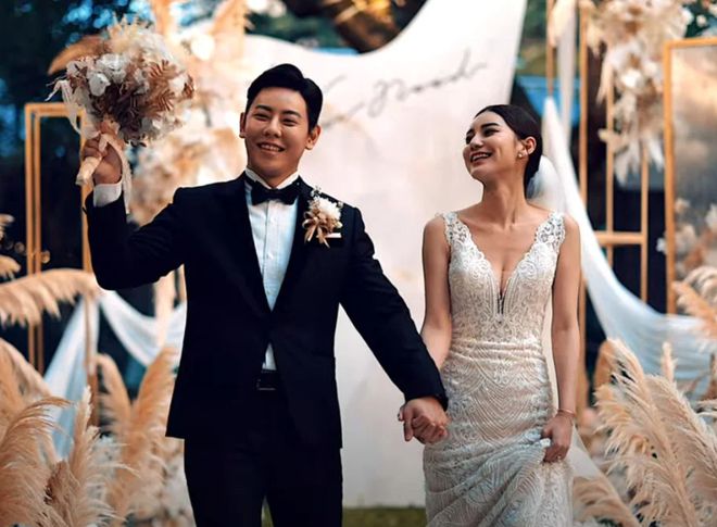 张兰牵着孙子逛公园，感叹新的生活开始，汪小菲婚礼将至状态极佳