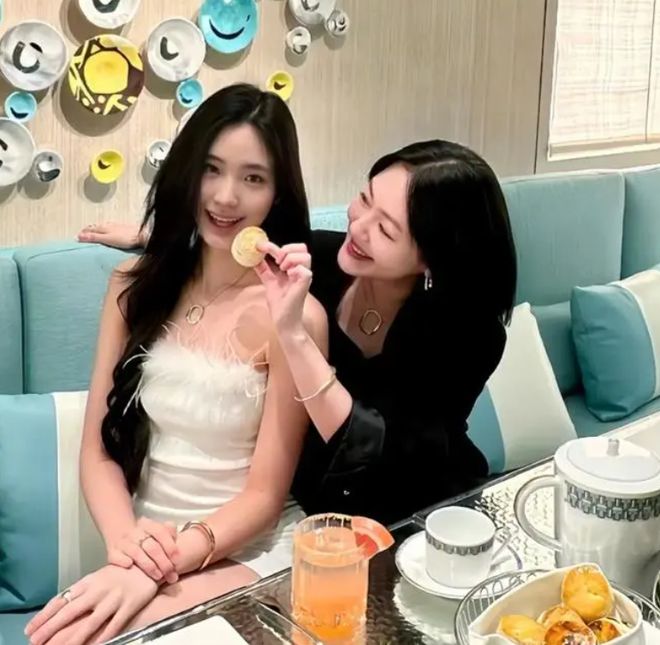 小S女儿感谢大S礼物，疑似为拿走大S遗物做铺垫，小玥儿太惨了