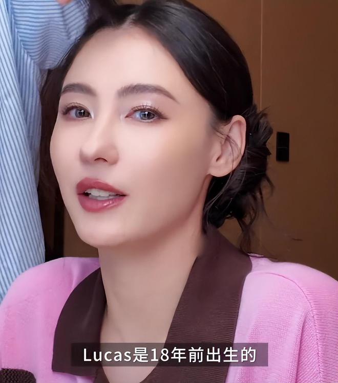 张柏芝看儿子打排球，兄弟俩侧脸和谢霆锋太像，6岁弟弟罕见出现