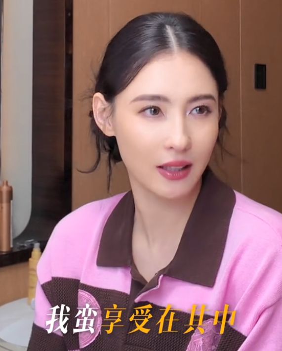 张柏芝看儿子打排球，兄弟俩侧脸和谢霆锋太像，6岁弟弟罕见出现