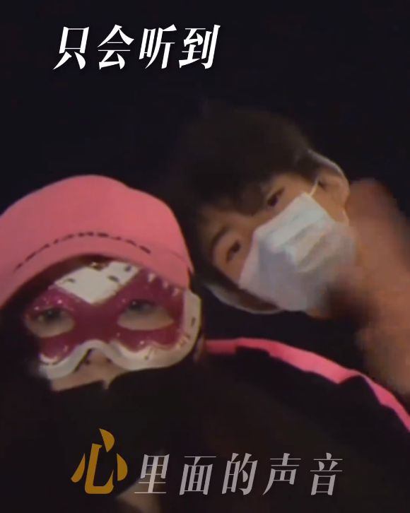 张柏芝看儿子打排球，兄弟俩侧脸和谢霆锋太像，6岁弟弟罕见出现