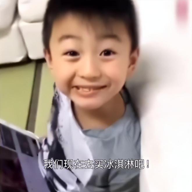张柏芝看儿子打排球，兄弟俩侧脸和谢霆锋太像，6岁弟弟罕见出现