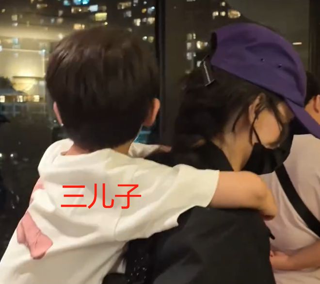张柏芝看儿子打排球，兄弟俩侧脸和谢霆锋太像，6岁弟弟罕见出现