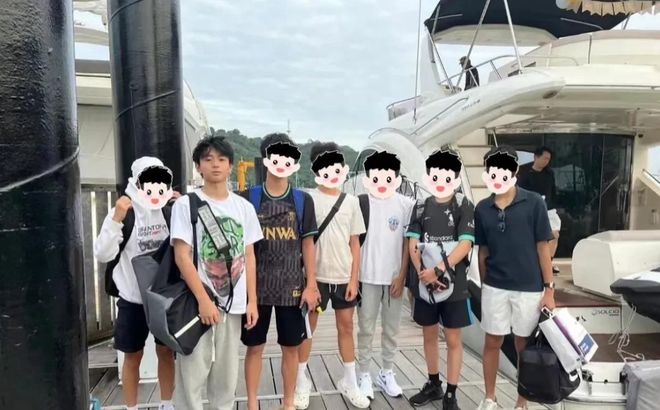 张柏芝看儿子打排球，兄弟俩侧脸和谢霆锋太像，6岁弟弟罕见出现