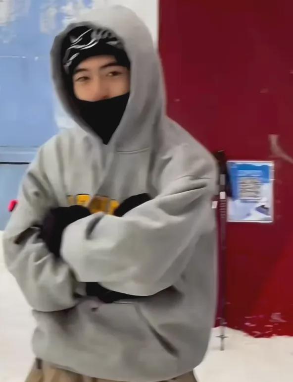 张柏芝看儿子打排球，兄弟俩侧脸和谢霆锋太像，6岁弟弟罕见出现