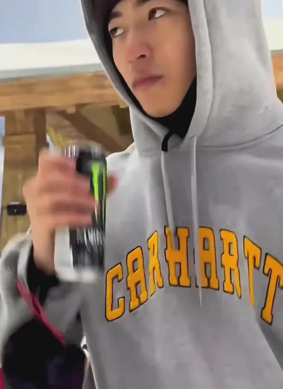 张柏芝看儿子打排球，兄弟俩侧脸和谢霆锋太像，6岁弟弟罕见出现