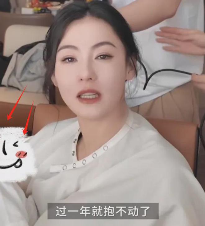 张柏芝看儿子打排球，兄弟俩侧脸和谢霆锋太像，6岁弟弟罕见出现