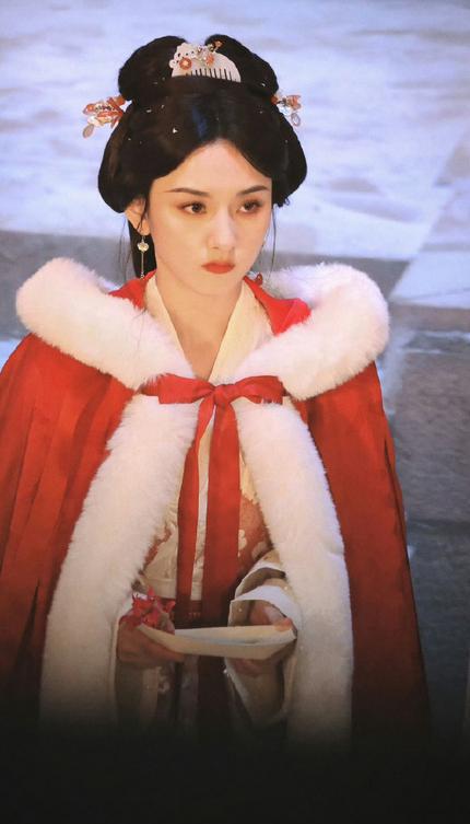 无忧渡后新剧上桌，折腰未播先爆？宋祖儿红衣封泪，稳坐95花顶流