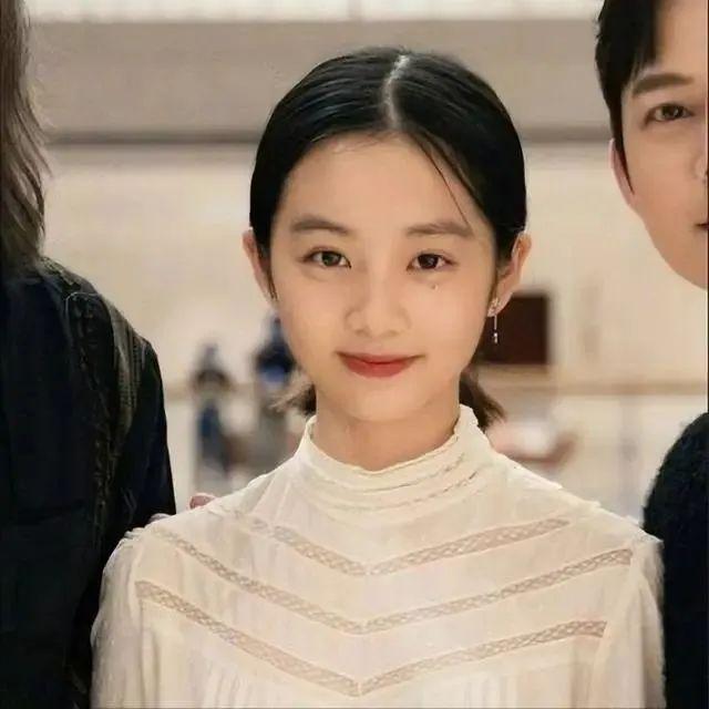 顶配资源加持却遭质疑！黄多多进圈，是星二代特权还是实力使然？