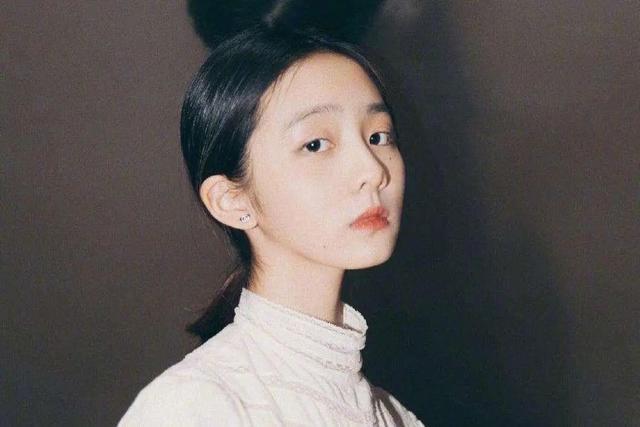 顶配资源加持却遭质疑！黄多多进圈，是星二代特权还是实力使然？