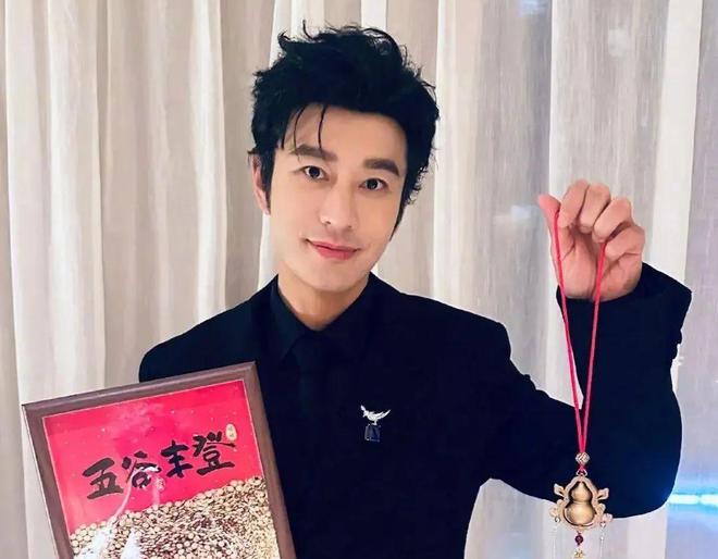 赵丽颖新男友曝光？黄晓明走后门考博士？黄圣依妈妈害女儿？黄多多入圈被吐槽？女爱豆作妖被换下？