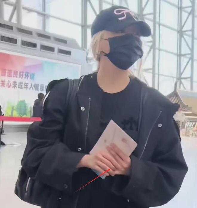 鹿晗求婚了？关晓彤现身秀出无名指戒指，两人恋情疑似迎来转机